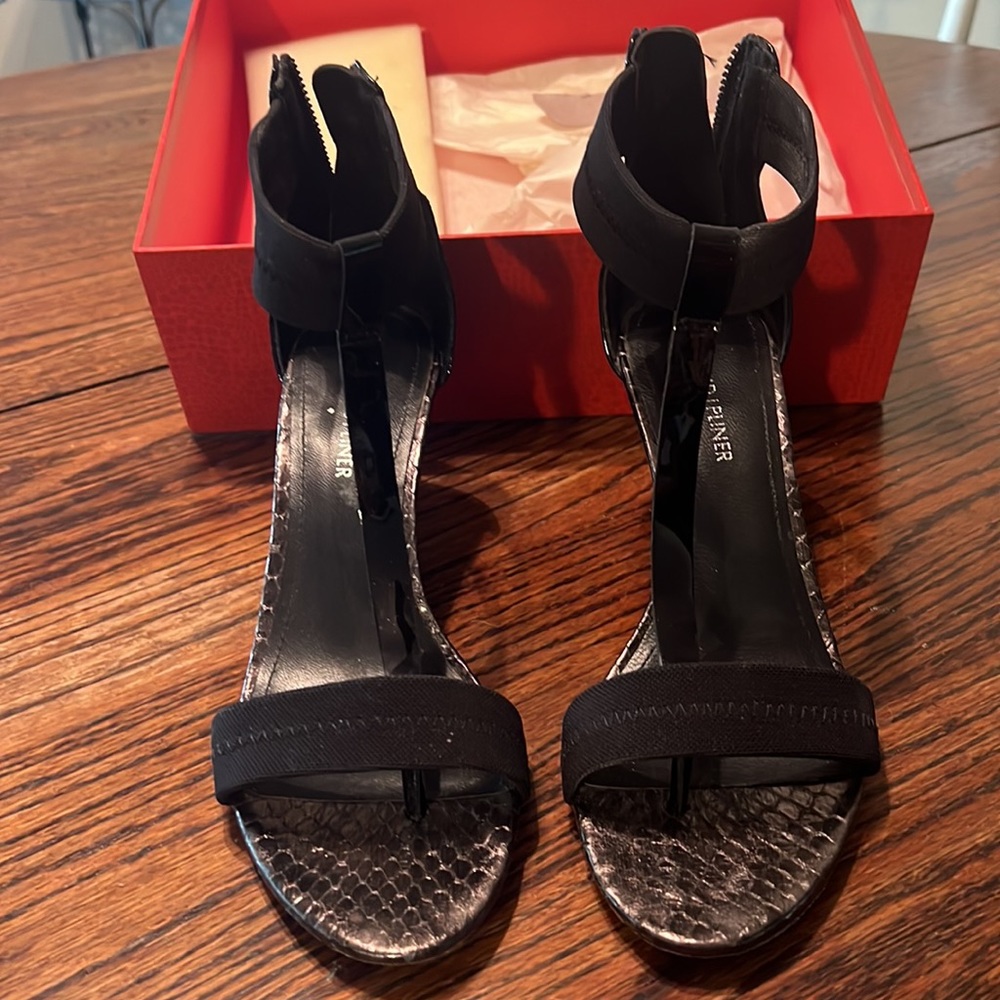 Donald J Pliner Black sandal. Size 9